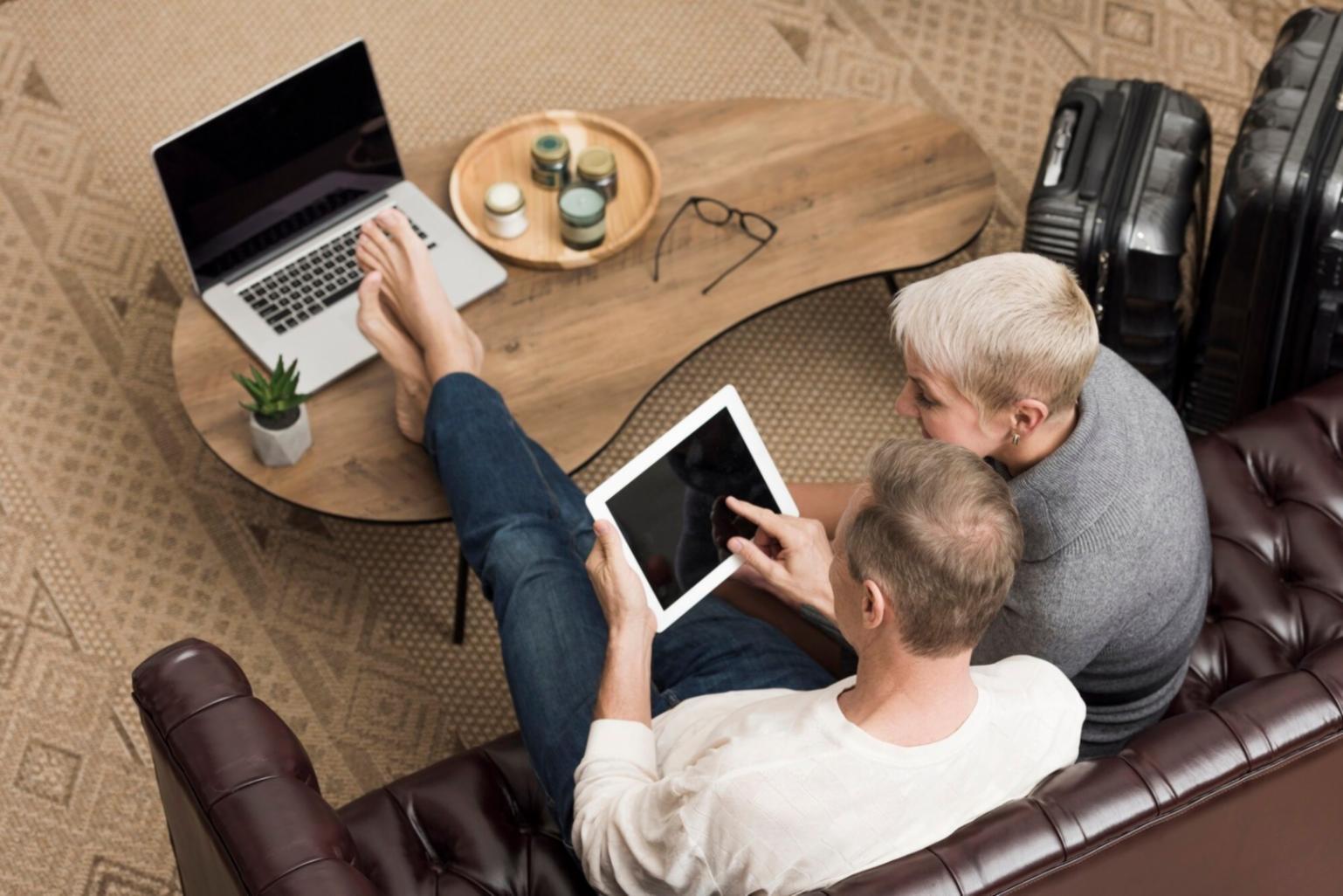 Personne travaillant sur ses finances personnelles avec calculatrice et documents