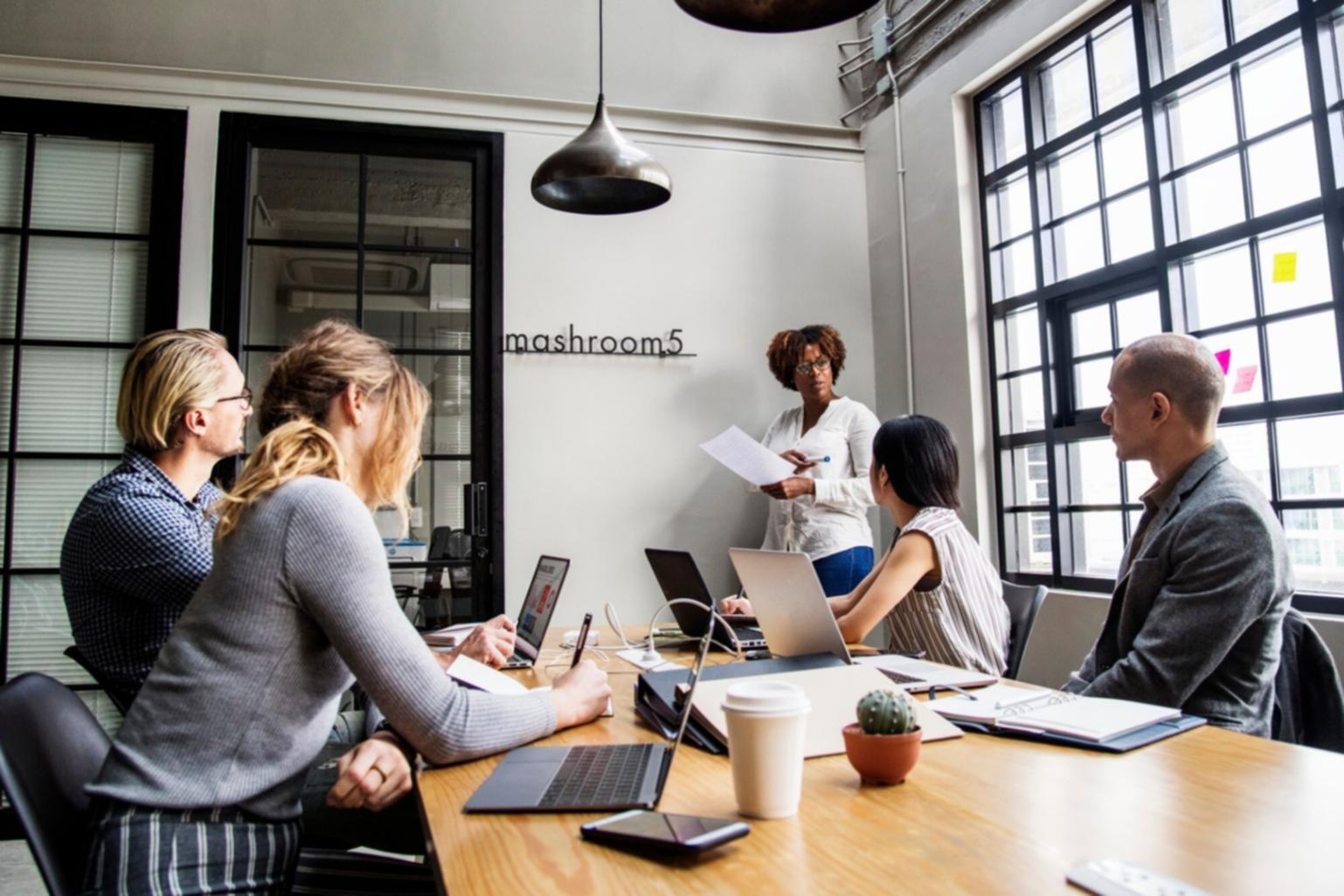 Équipe pédagogique mendarosent lors d'une session de formation en finances personnelles